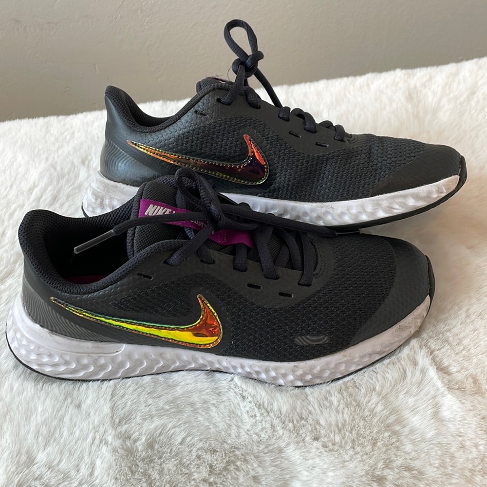 Nike Revolution 5 (GS) Black/Multi Girl's Running Shoes-Size 4.5 Y